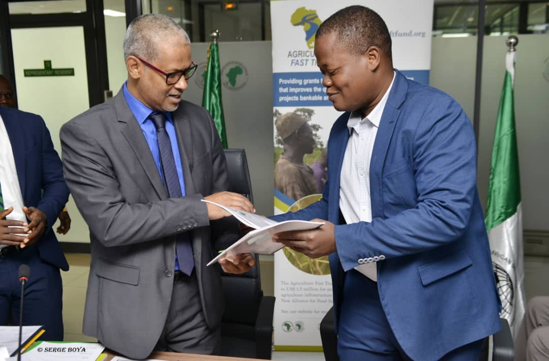 Cérémonie d'accord de  signature  de subvention  entre Promo Fruits Bénin et la Banque Africaine de Développement